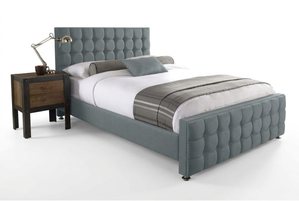 Lit double gris Chesterfield designer, lits de luxe pour chambre noble avec des meubles.