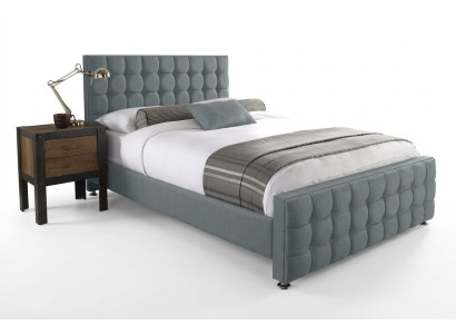 Lit double gris Chesterfield designer, lits de luxe pour chambre noble avec des meubles.
