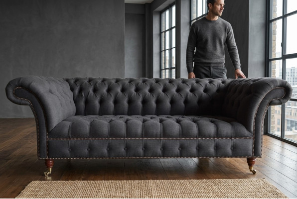 Canapé Chesterfield gris trois places pour un salon de luxe 3 places