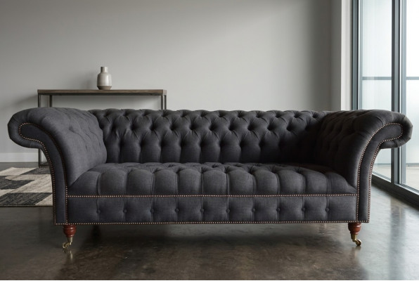 Canapé Chesterfield gris trois places pour un salon de luxe 3 places