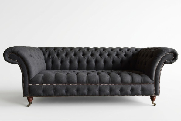 Canapé Chesterfield gris trois places pour un salon de luxe 3 places