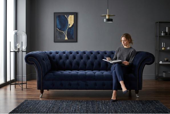 Canapé Chesterfield trois places bleu foncé pour le salon moderne de luxe
