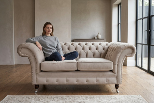 Canapé Chesterfield 2 places, designer de canapé en tissu, ensemble de canapés beige en velours.