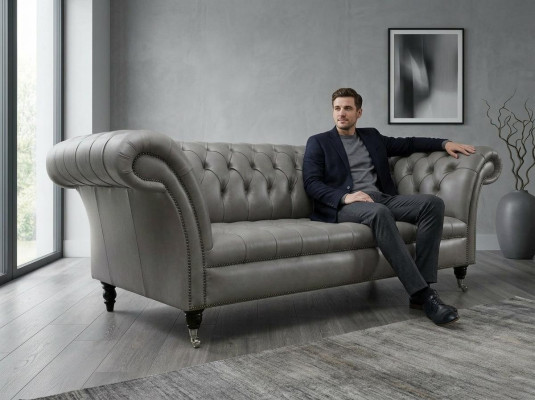 Canapé trois places exclusif pour le salon de style Chesterfield gris