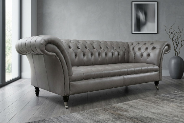 Canapé trois places exclusif pour le salon de style Chesterfield gris