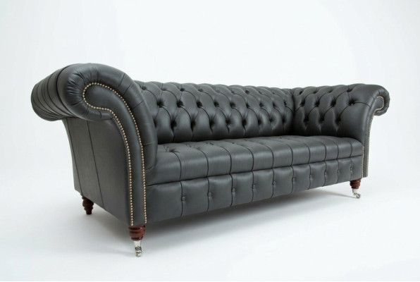 Canapé trois places en cuir Chesterfield gris, designeur à trois places