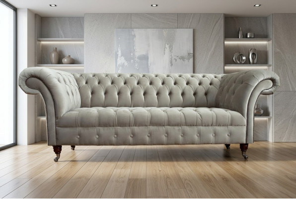 Élégant canapé Chesterfield gris clair trois places de luxe pour le salon.