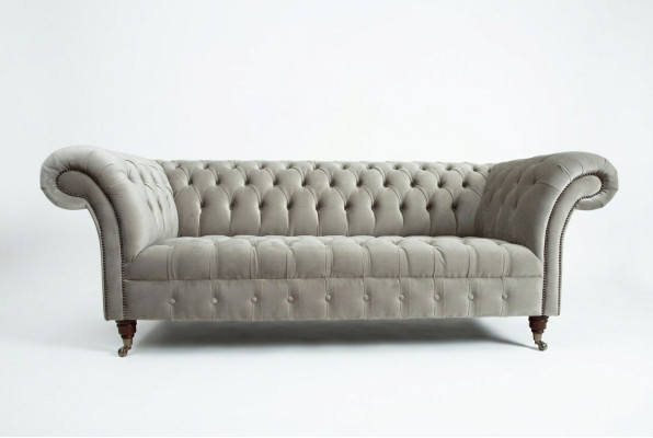 Élégant canapé Chesterfield gris clair trois places de luxe pour le salon.