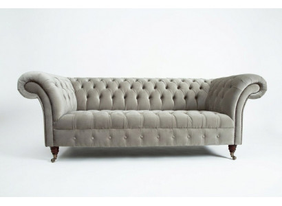 Élégant canapé Chesterfield gris clair trois places de luxe pour le salon.