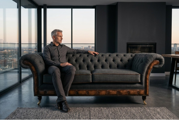 Élégant canapé Chesterfield trois places pour le salon
