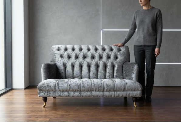 Canapé Chesterfield résistant et de haute qualité, coussin d'assise trois places.