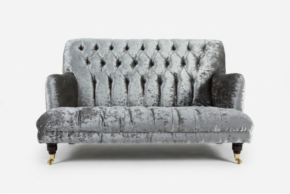 Canapé Chesterfield résistant et de haute qualité, coussin d'assise trois places.