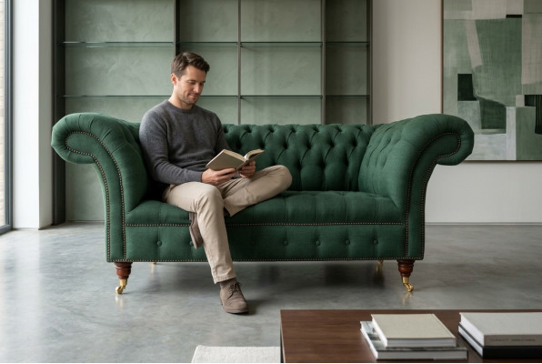 Canapé Chesterfield classique en tissu et cuir vert.