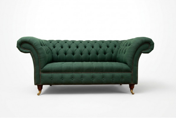Canapé Chesterfield classique en tissu et cuir vert.