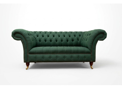 Canapé Chesterfield classique en tissu et cuir vert.
