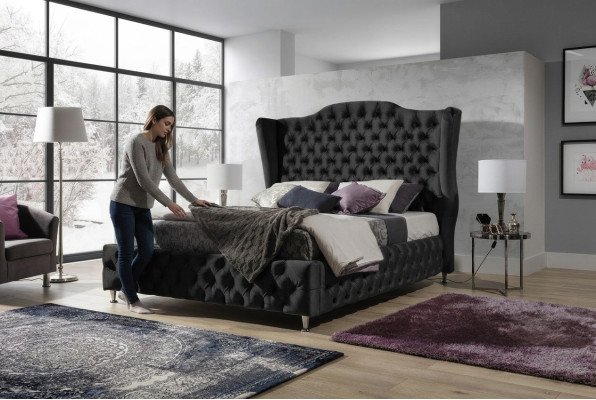 Lit double Chesterfield noir rembourré de luxe pour la chambre à coucher design.
