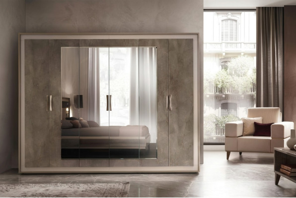 Style d'armoire classique ou antique en bois pour chambre à coucher avec porte-manteau.
