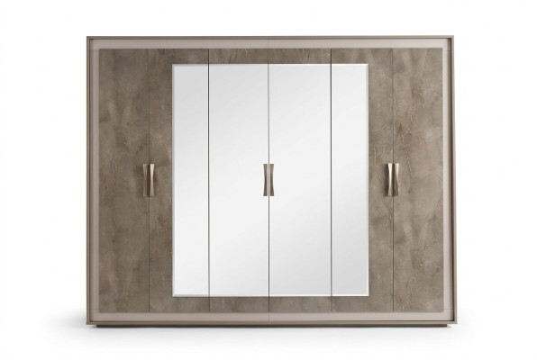 Style d'armoire classique ou antique en bois pour chambre à coucher avec porte-manteau.