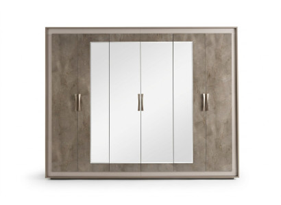 Style d'armoire classique ou antique en bois pour chambre à coucher avec porte-manteau.