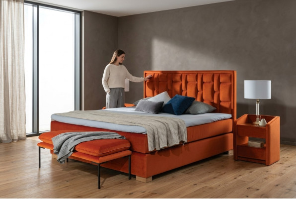 Ensemble de chambre à coucher avec 4 pièces. 2 tables de chevet, 1 banc, lits modernes.