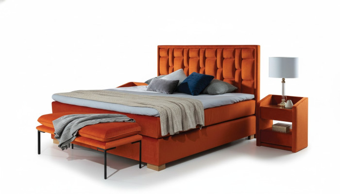 Ensemble de chambre à coucher avec 4 pièces. 2 tables de chevet, 1 banc, lits modernes.