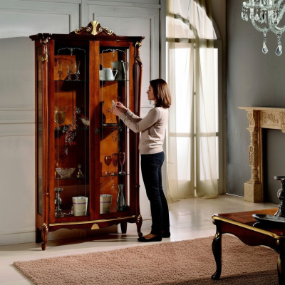Meubles italiens en bois de style classique, vitrine de design, armoire, étagères, armoires.