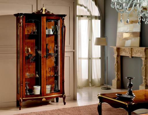Meubles italiens en bois de style classique, vitrine de design, armoire, étagères, armoires.