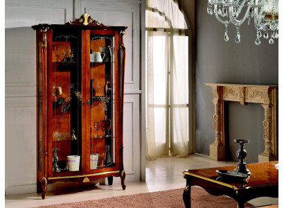 Meubles italiens en bois de style classique, vitrine de design, armoire, étagères, armoires.