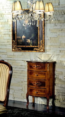 Meuble TV de luxe en bois de style italien, commode marron de style baroque de la période antique.