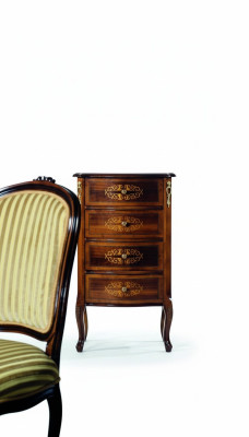 Meuble TV de luxe en bois de style italien, commode marron de style baroque de la période antique.