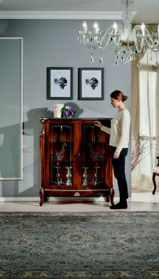 Meuble de design luxueux en bois de style vitrine antique baroque italienne commode.