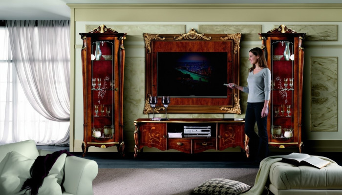 Ensemble de meubles italiens en 4 pièces composé de 2 vitrines, un buffet, un meuble TV, une plaque murale et une armoire.