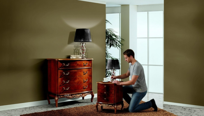 Meuble à tiroirs de grande qualité en bois brun avec 4 tiroirs armoire de style italien de luxe.