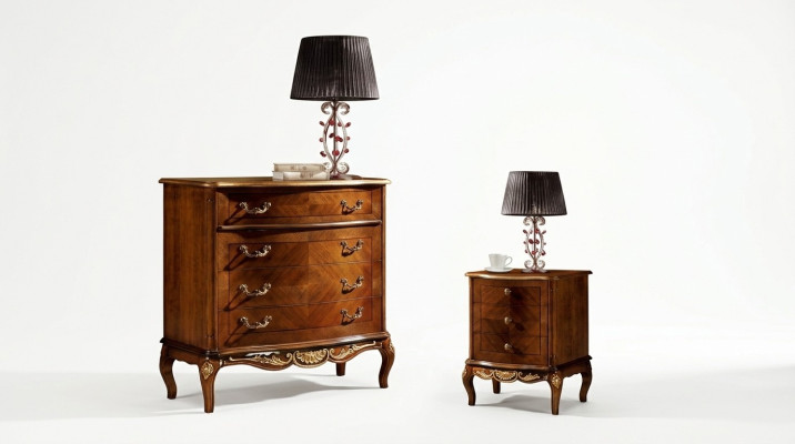 Meuble à tiroirs de grande qualité en bois brun avec 4 tiroirs armoire de style italien de luxe.