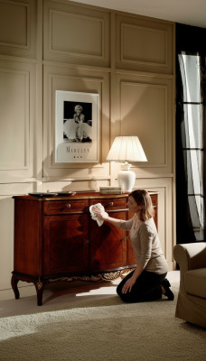 Meuble de rangement de luxe chic en bois italien pour le salon italien.