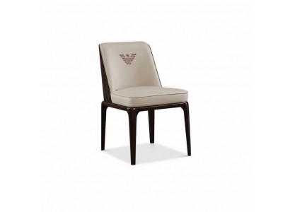 Chaise en cuir beige exquise pour salle à manger avec un style italien moderne.