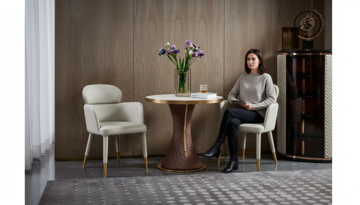 Table à manger, suite de fauteuils, chaises, ensemble de 3 pièces de mobilier de style italien.