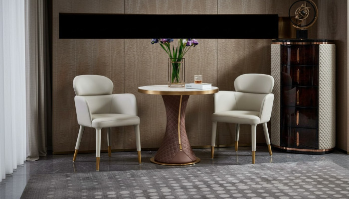 Table à manger, suite de fauteuils, chaises, ensemble de 3 pièces de mobilier de style italien.