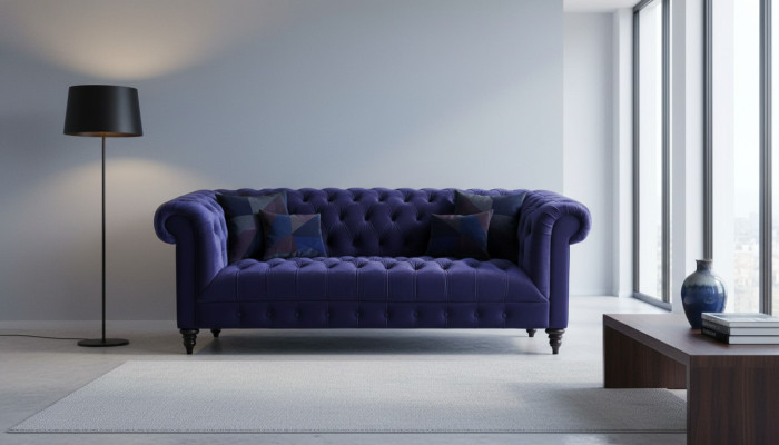 Canapé en velours pourpre Chesterfield de luxe, meuble rembourré, canapé avec boutons pour trois personnes.