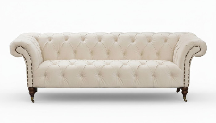Canapé beige design moderne trois places Chesterfield en tissu.
