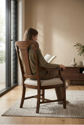 Chaise de salle à manger en bois marron classique avec accoudoirs.