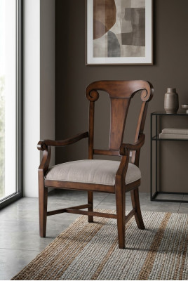Chaise de salle à manger en bois marron classique avec accoudoirs.