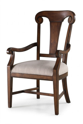 Chaise de salle à manger en bois marron classique avec accoudoirs.