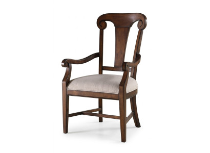 Chaise de salle à manger en bois marron classique avec accoudoirs.
