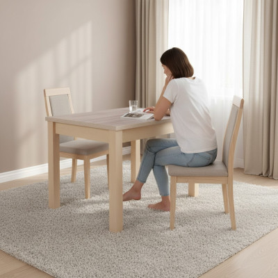Élégante table à manger avec un dessus en bois de llan de couleur beige dans une salle à manger moderne