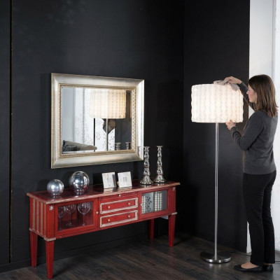 Miroir mural classique avec cadre en bois, miroir luxueux, meuble en argent avec cadre en verre suspendu au mur.