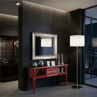 Miroir mural classique avec cadre en bois, miroir luxueux, meuble en argent avec cadre en verre suspendu au mur.