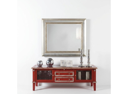 Miroir mural classique avec cadre en bois, miroir luxueux, meuble en argent avec cadre en verre suspendu au mur.