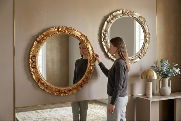 Miroir mural classique avec cadre en bois, meuble miroir rond en verre de 65 cm de diamètre au design rond.