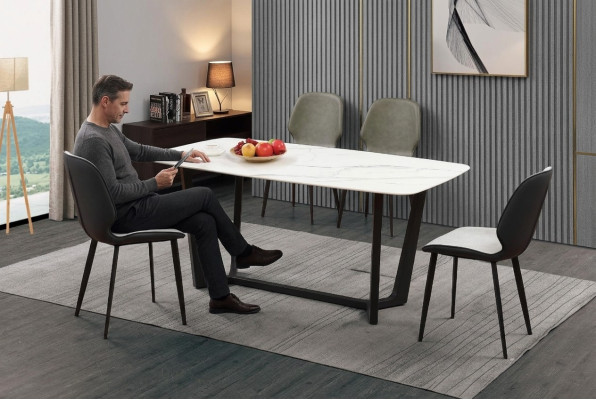 Table en acier inoxydable de luxe avec un aspect marbré en imitation de pierre, table de salle à manger décorative.